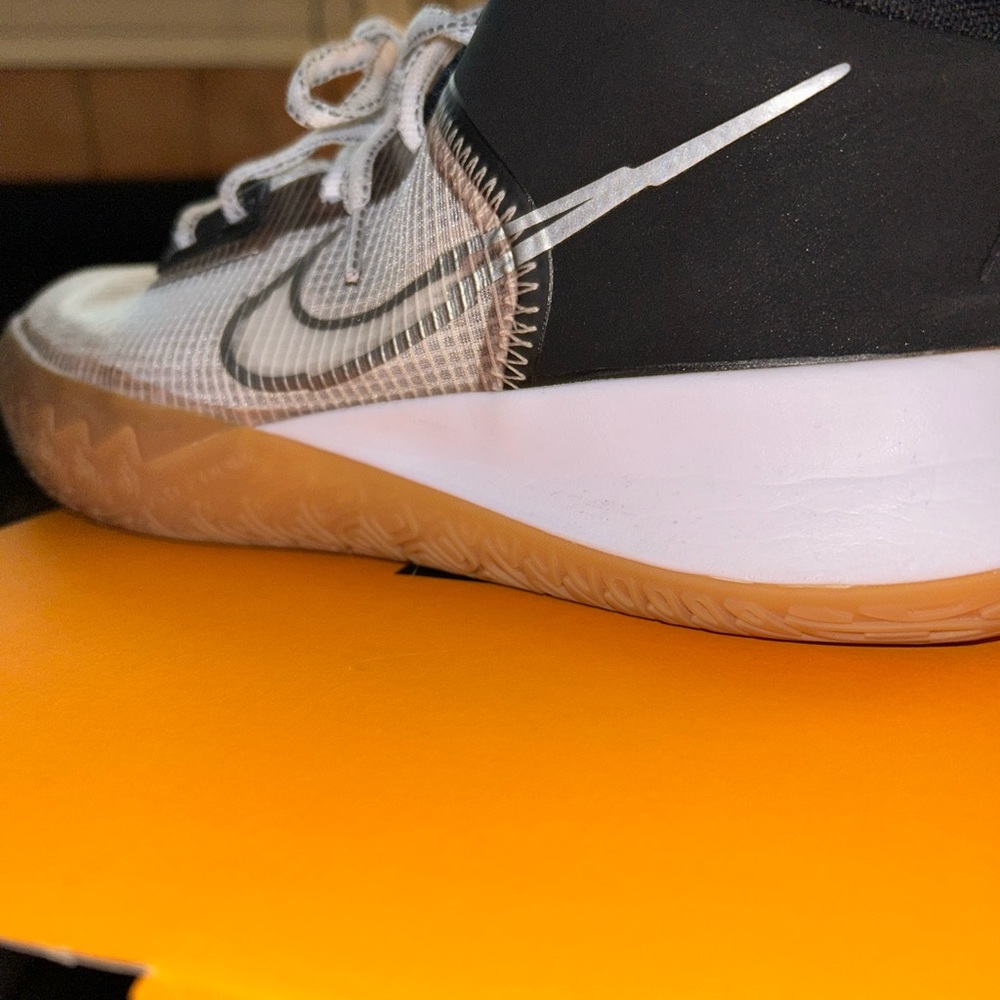 Kyrie Flytrap 4 'Black Cool Grey - image 2